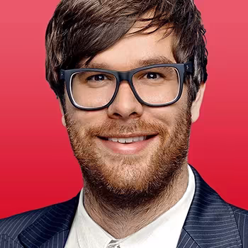 Businessporträt eines Mannes mit Brille vor rotem Hintergrund