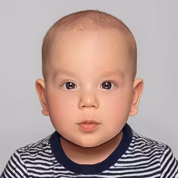 Biometrisches Passbild eines Babys im gestreiften Oberteil vor hellem Hintergrund